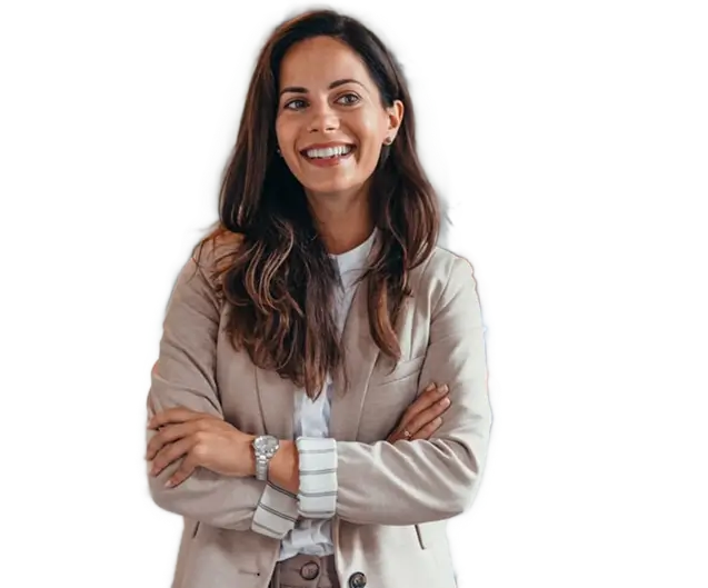Mujer empleada accediendo a beneficios financieros sin costo para su empresa